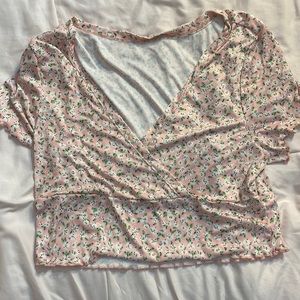 Shein women’s M pink floral cropped t-shirt deep v-neck